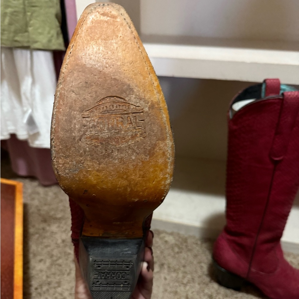 Corral boot red python women’s 9.5 even though the box says 9.